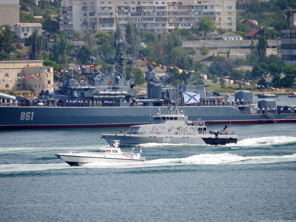 День ВМФ в Севастополе 

Источник:
https://function.mil.ru/news_page/country/more.htm?id=12133673@egNews

