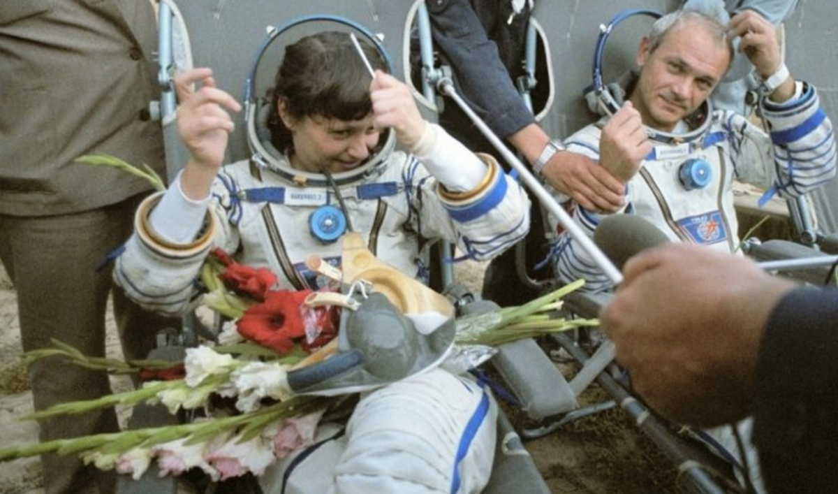 1 женщина космонавт в открытом космосе