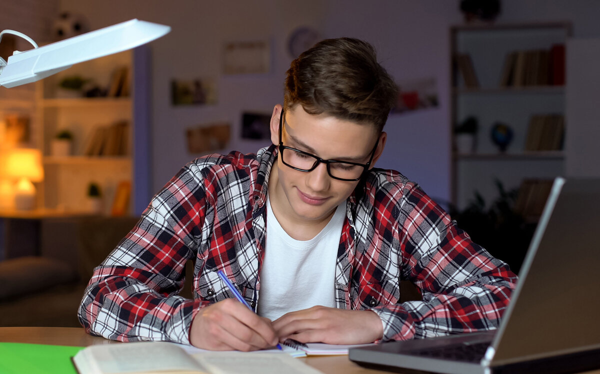 Одиннадцатиклассник готовится к ЕГЭ. Источник: istockphoto.com/ru