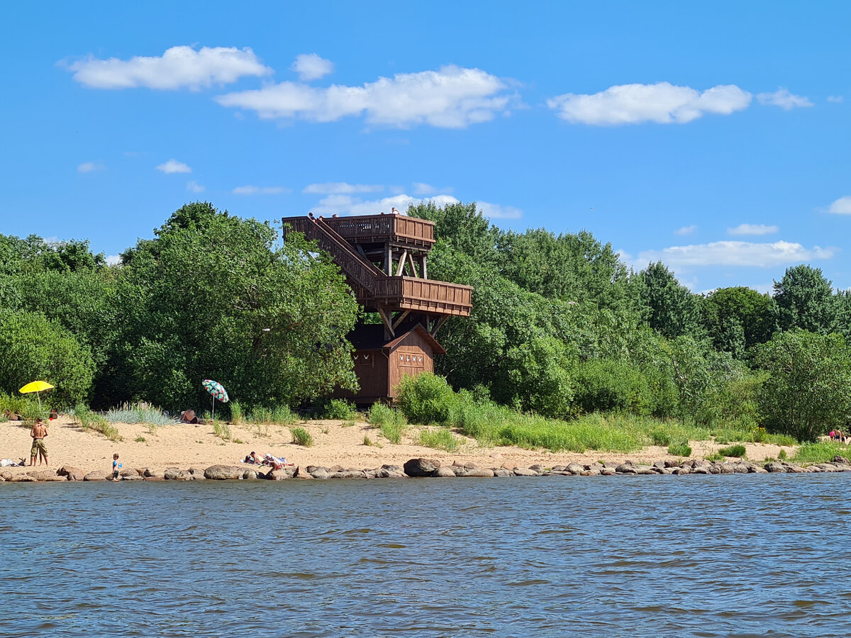 вид на смотровую башню из залива (когда пытались поплавать)))