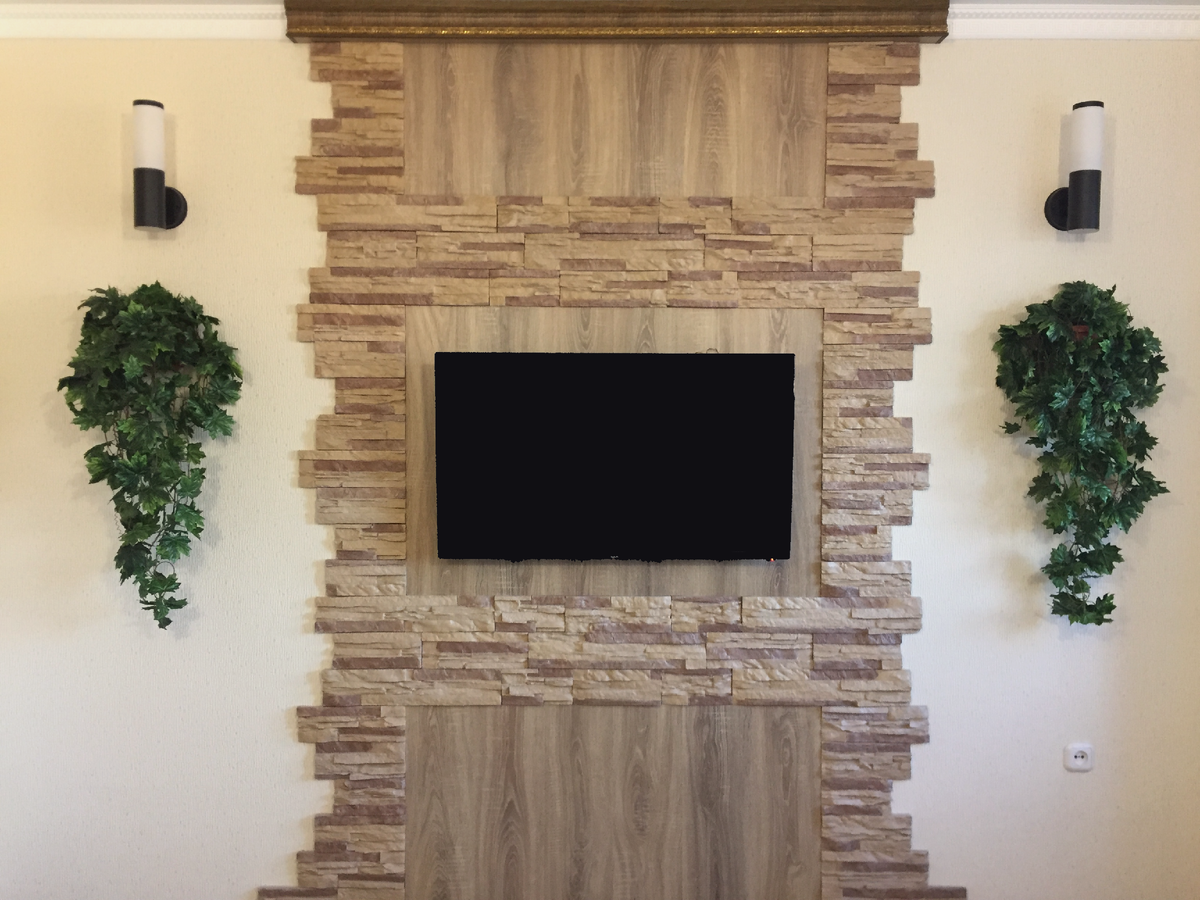 Оформление стены в гостинной ламинатом и сланцем