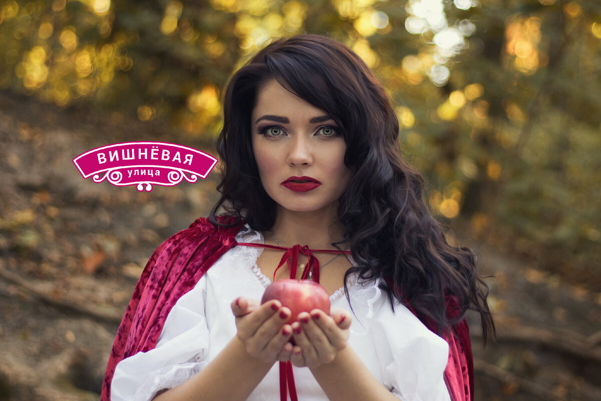 А в Белоснежке это прекрасная девочка, которой повезло с мачехой не больше. Она мечтает съесть сердце своей падчерицы, для чего придумывает изощрённые способы её убийства.