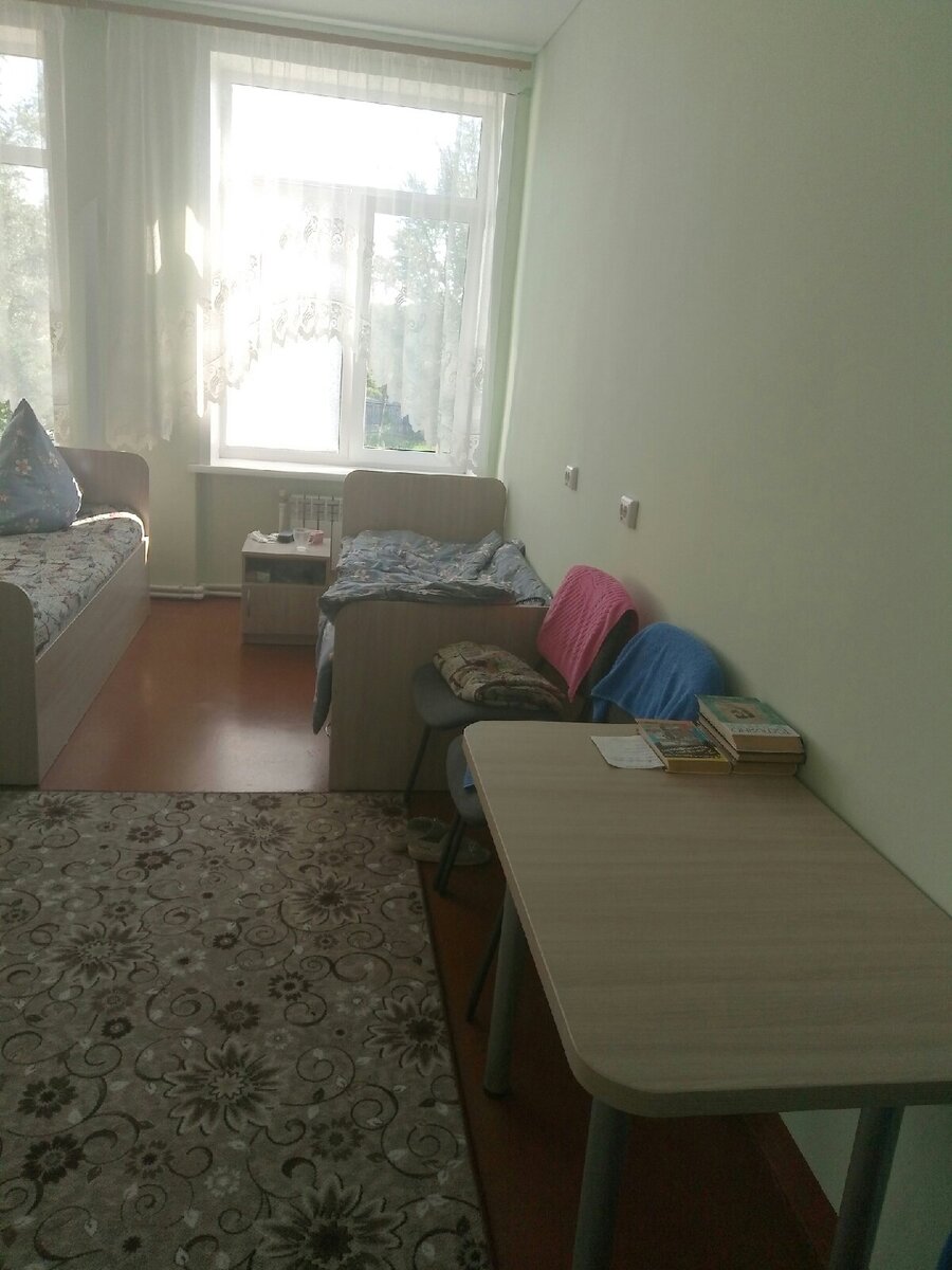 В маминой комнате при нашем посещении было довольно чисто, никаких неприятных запахов. На столе книжки из библиотеки, которые ей принесли почитать, рядом с ними - аккуратно заполненный формуляр... В общем в остальном все, как мне показалось, хорошо...