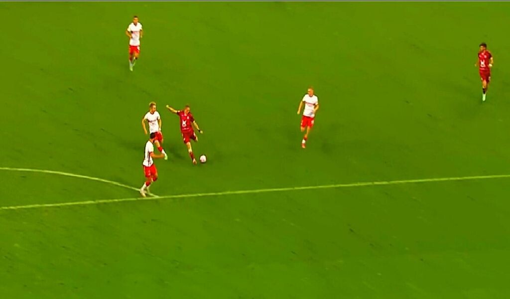 После удара Самошникова мяч влетает в спартаковские ворота