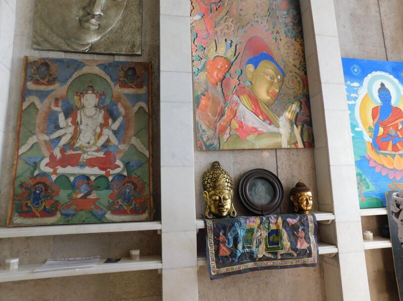 Артефакты в комнате буддизма. Храм всех религий. Казань