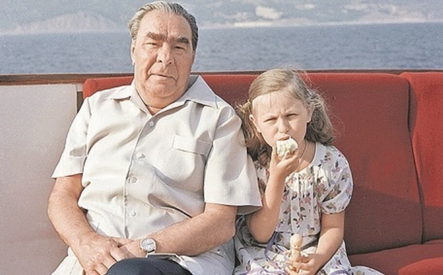 В 1970-х Брежнев становится персонажем фольклора: советский народ слагает сотни анекдотов, в которых Генсек предстаёт благодушным дедом, слегка впавшим в маразм 