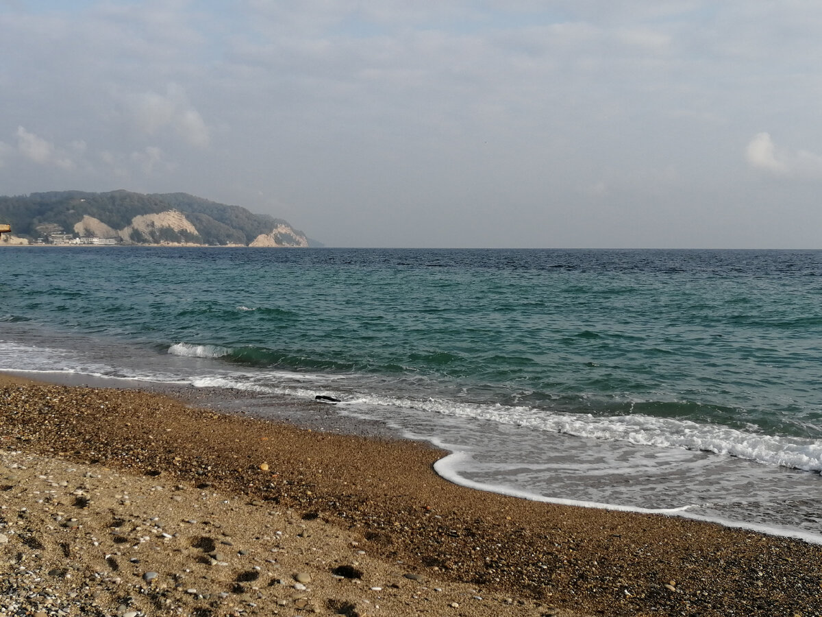 Так не хочется на отдыхе думать о каких-то там рисках, но лучше все же перестраховаться. Точнее, застраховаться. А на фото пляж села Лдзаа (Абхазия). Фото Светы Давыдовой