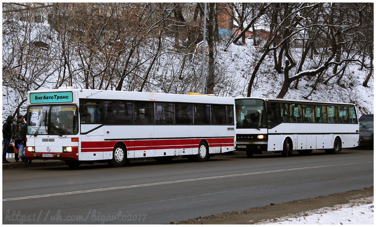 Автобусы компании "БигАвтоТранс" стоят на остановке в ожидании пассажиров Фотография из архива администраторов.