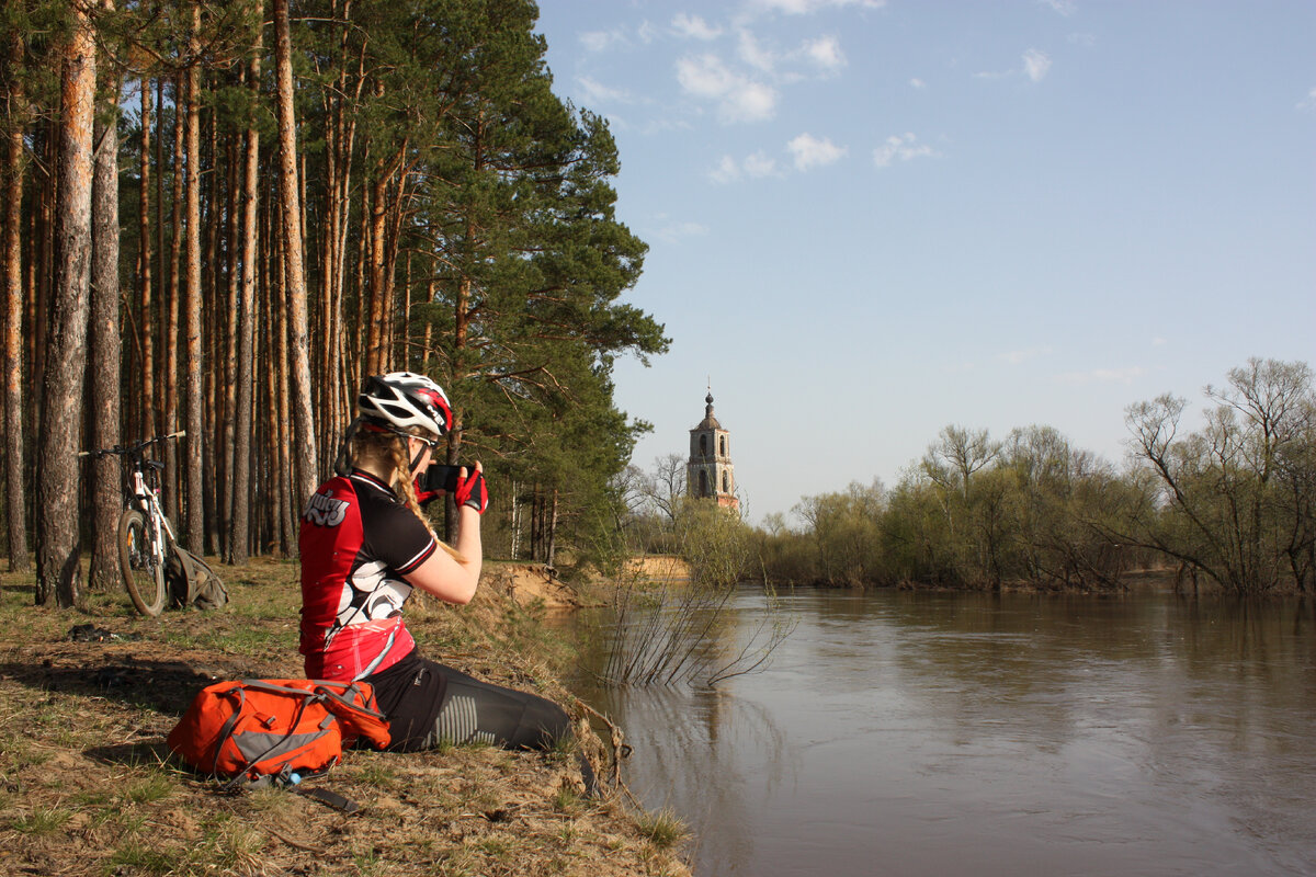 Вид на колокольню церкви Николая Чудотворца с берега р. Киржач (2017 год)
