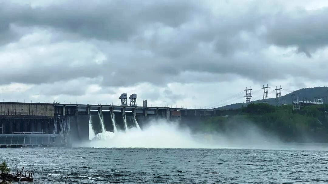 Холостые сбросы Волжской ГЭС (фото из открытых источников).