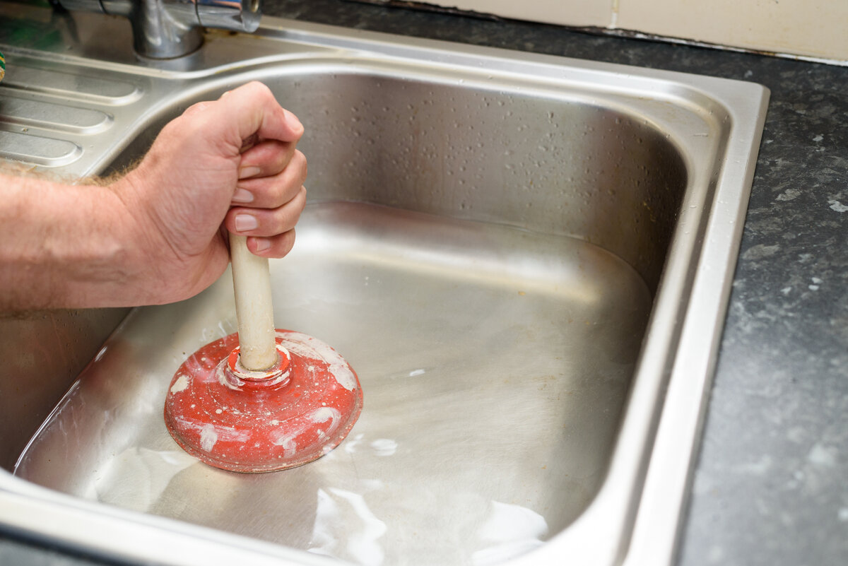 Течет раковина на кухне. Засор в раковине. Засор в раковине на кухне. In Sink в раковине. Кухонный смеситель засорился.