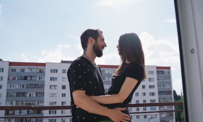 Трахнул жену на балконе: видео на massage-couples.ru