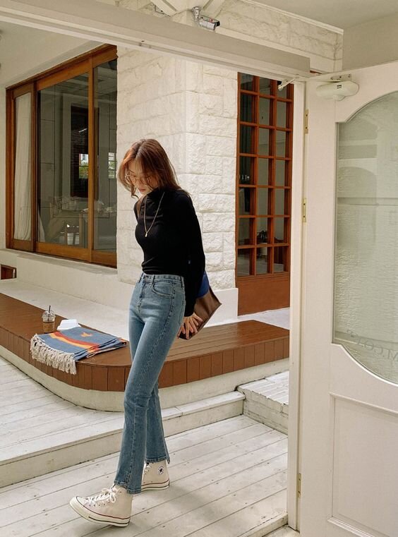 Еще один простой образ. Хочу обратить ваше внимание на джинсы: они очень качественные, идут фигуре девушки и подойдут к миллиону других вещей. 