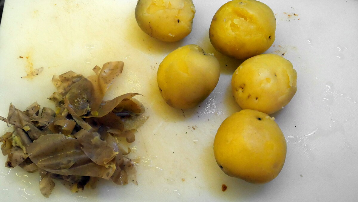 Самое сложное в этом рецепте – очистить картофель от кожуры.