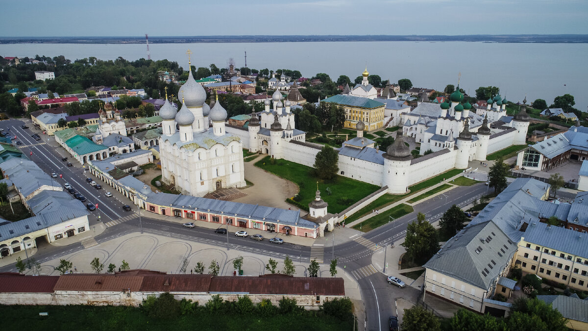 На этом фото хорошо видно соборную площадь и Митрополичье подворье, которое является как бы "крепостью в крепости" 