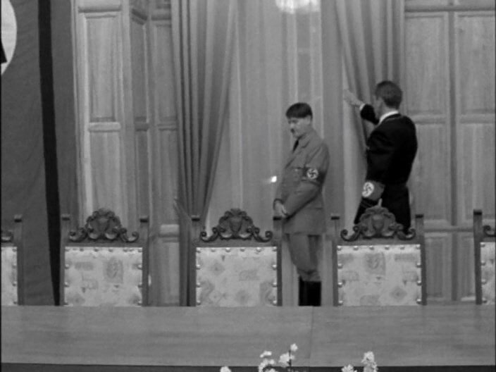 - Здравия желаю, товарищ Гитлер!