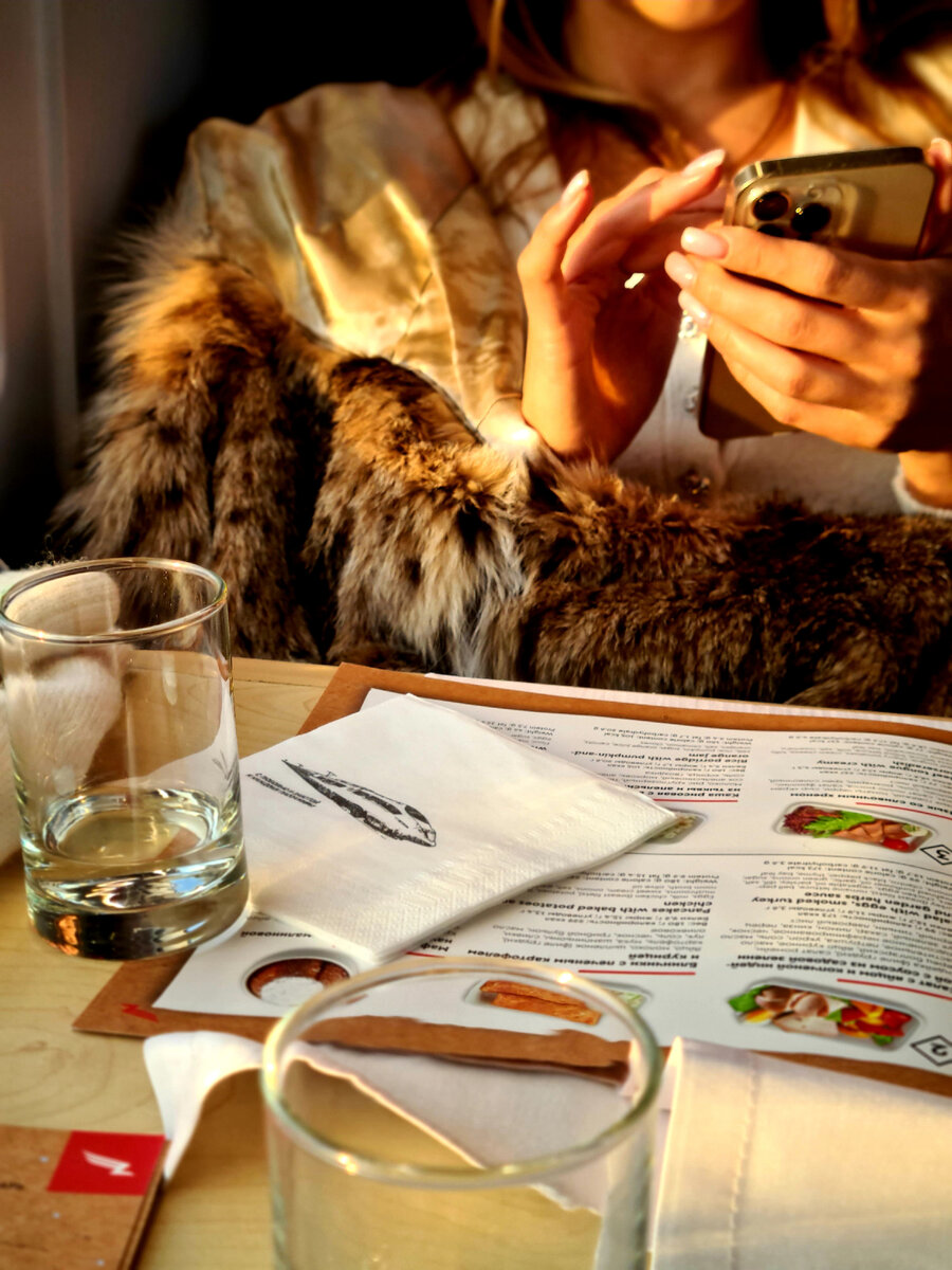 Красавица напротив