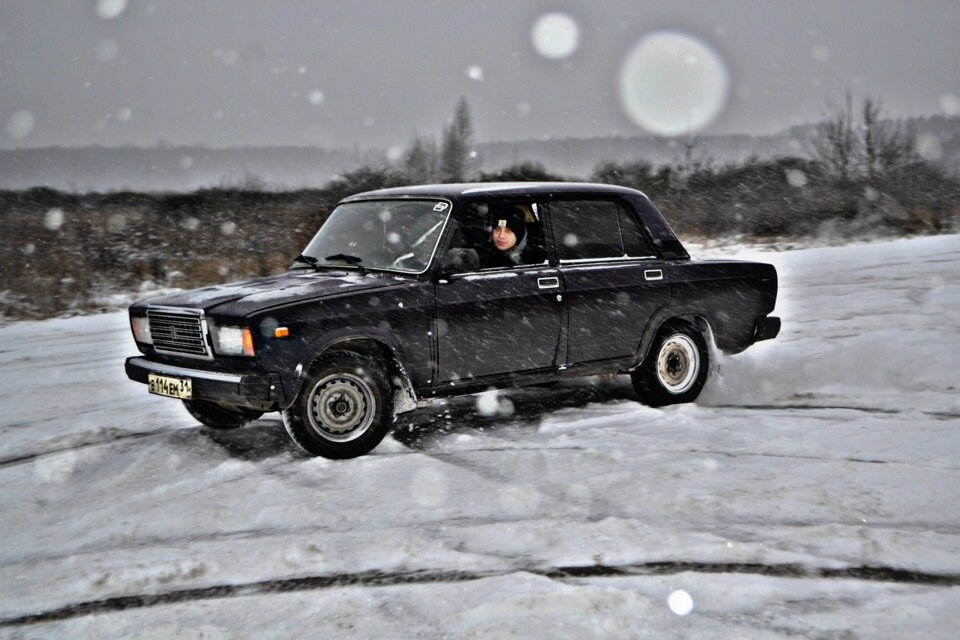 Холодно 2107. ВАЗ 2107 черная зимой. ВАЗ 2107 зимняя. Жигули 2107 зимой. ВАЗ 2107 черная зима.