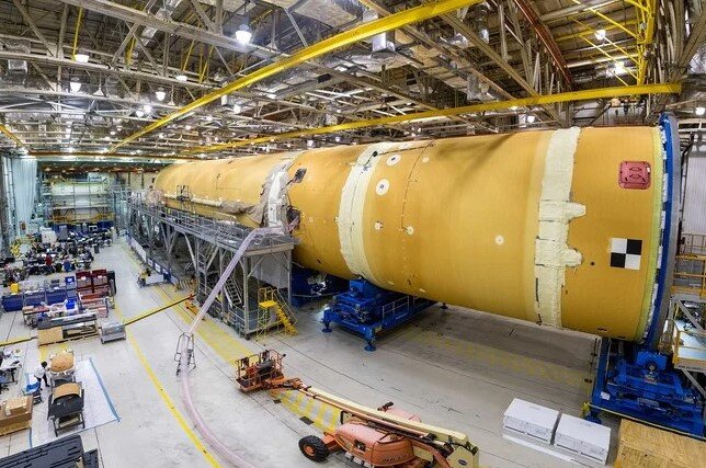 Сборка первой ступени ракеты SLS
