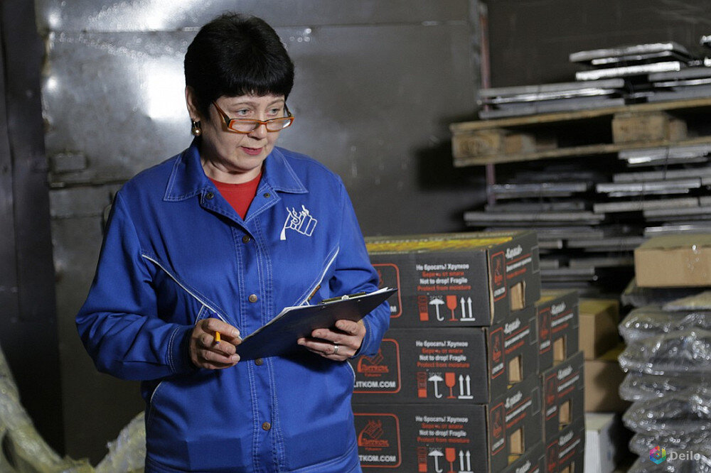 комплектовщик на склад. увольняется кладовщик. комплектовщик на склад. работник склада. кладовщик на складе.