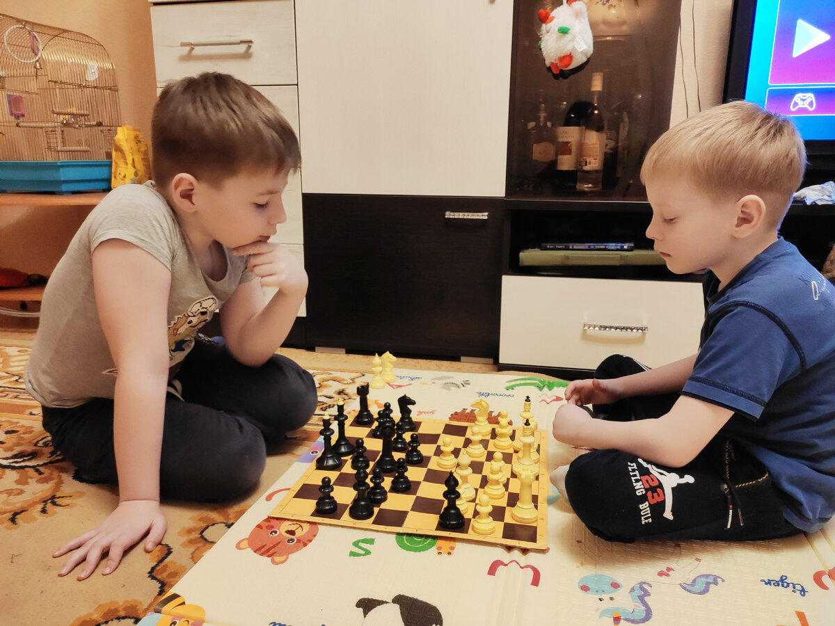 В том, что игра неподвижная сомнений нет. Активности физической тут мало, если только умственной.