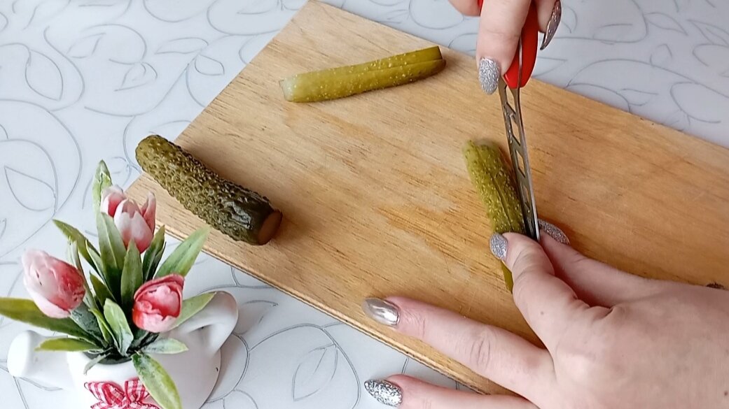 Нарезаем корнишоны мелким кубиком (листаем фото)