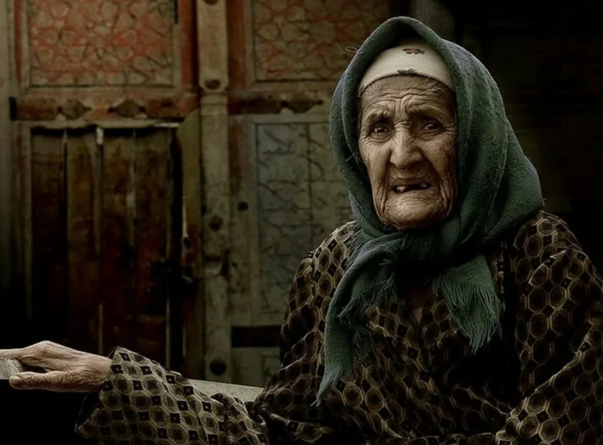 Бабушка живая. Старая женщина колдунья.