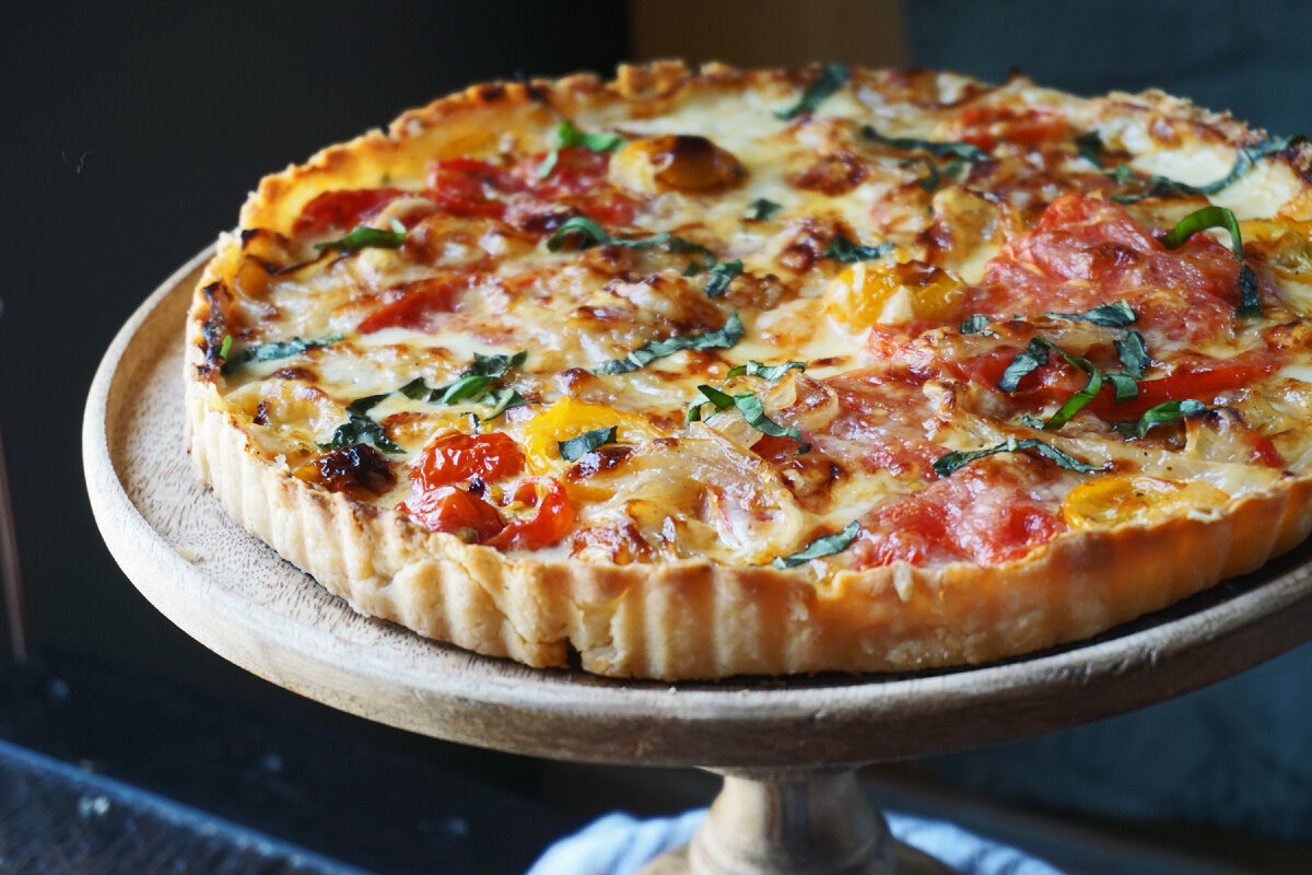 Я уже не помню откуда появился данный рецепт, но это мне нравится не меньше пиццы. Я форму немного побольше использовала(вы можете так же поступить). Зелень для украшения так же на свое усмотрение можете добавить.