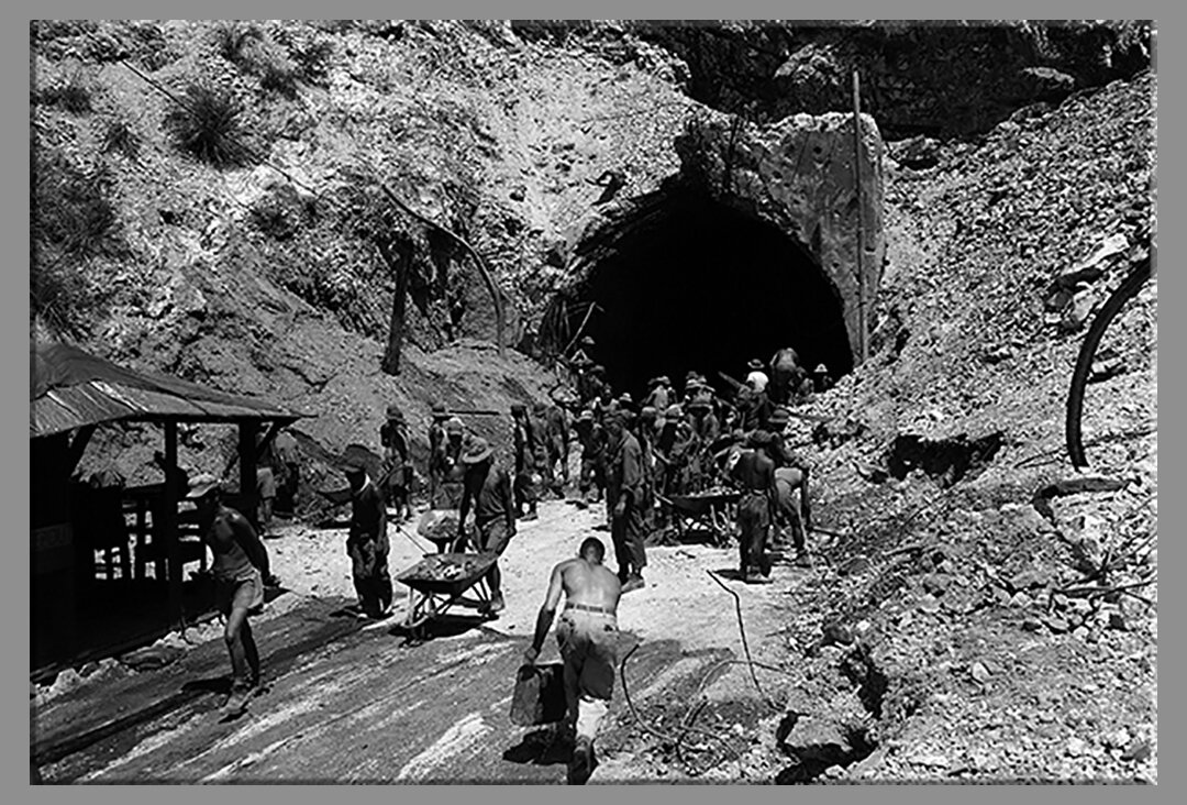 !Японские военнопленные разбирают завалы в тоннеле на филиппинском острове Коррехидор, 1946 г. 