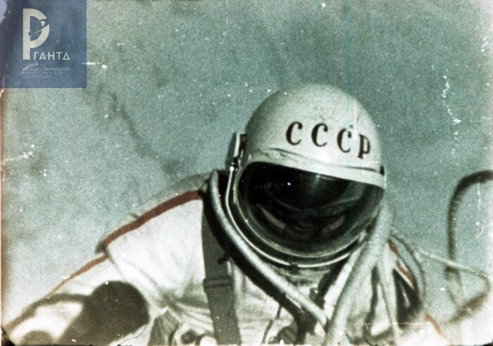 Член экипажа космического корабля "Восход-2" А.А. Леонов во время выхода в открытый космос. 1965. РГАНТД. Арх. № 0-1599 цв