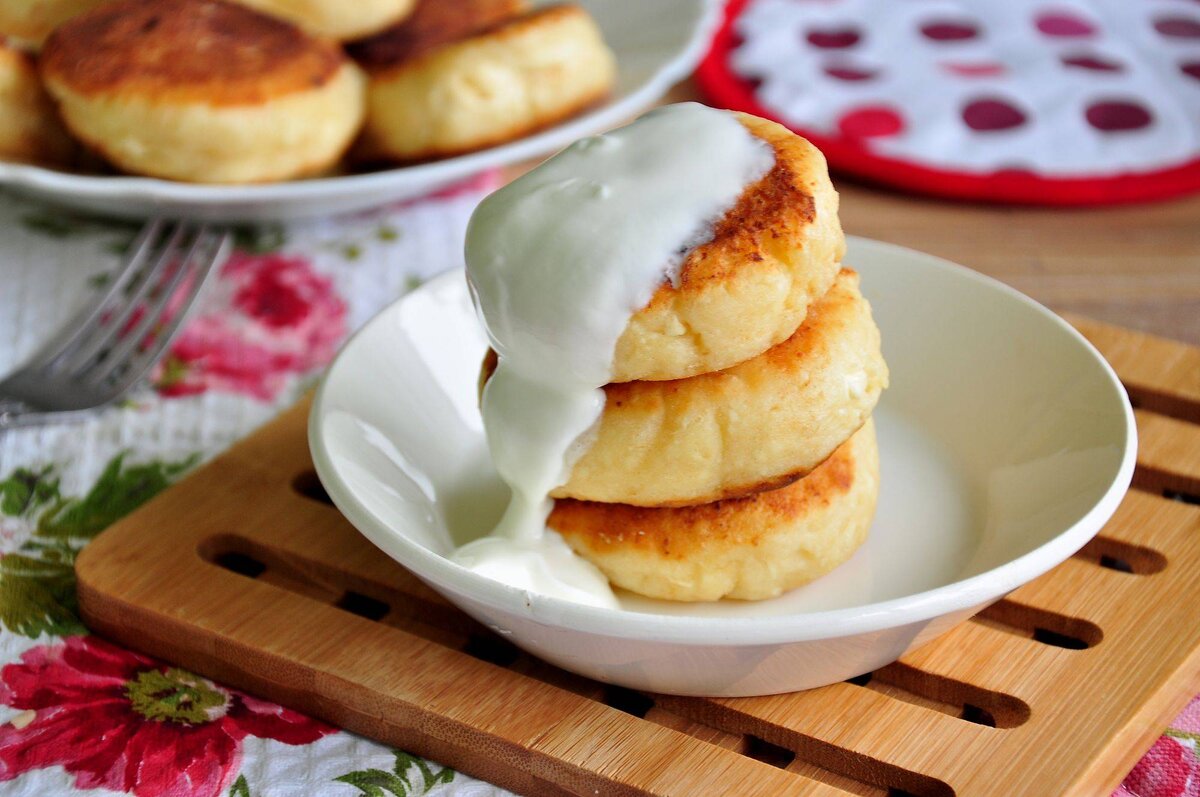 Множество рецептов сырников перепробовал, но вернулся к проверенному классическому рецепту. Сырники получается красивые, мягкие, с нежной румяной корочкой.