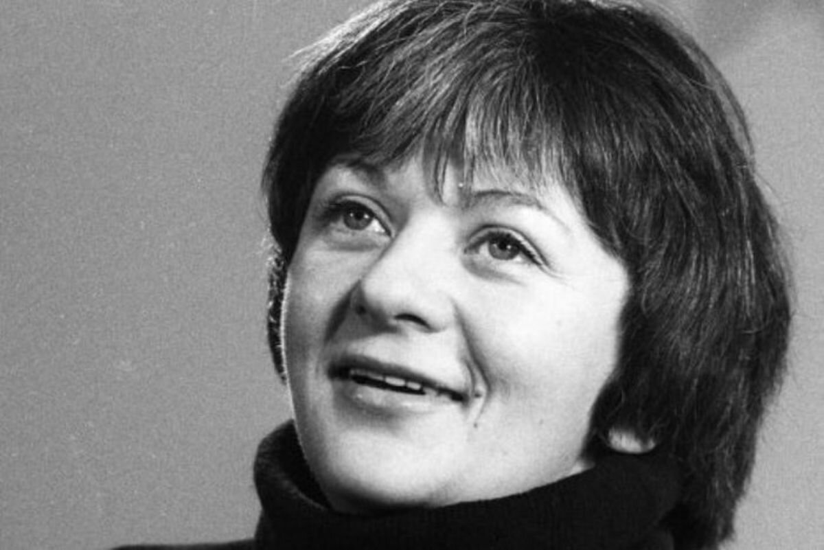 После школы Алла Сурикова не смогла поступить в Киевский институт лёгкой промышленности и пошла работать на авиазавод слесарем-сборщиком.  Открытый источник.