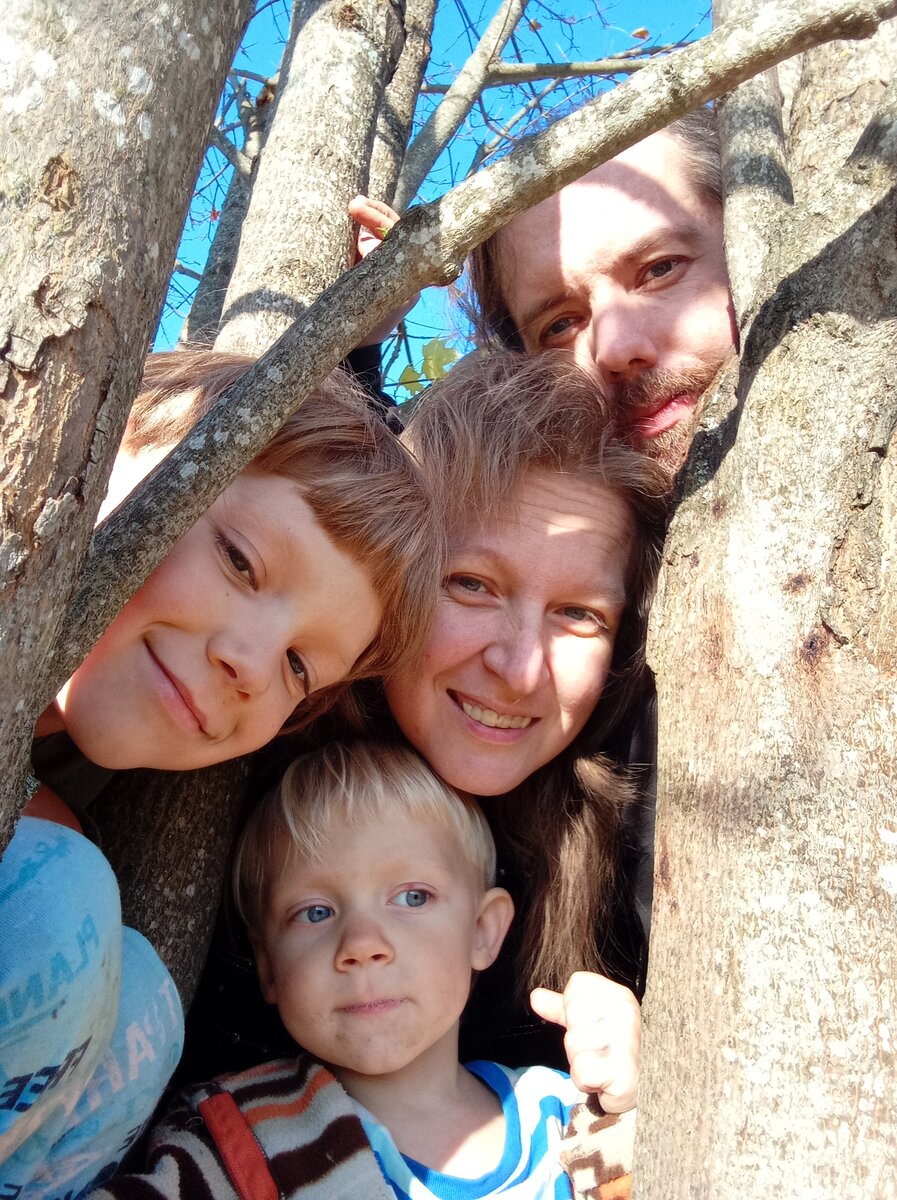 НАше семейство на прогулке у дома