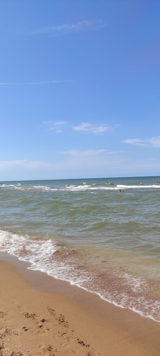 Песчаный пляж, очень хорошо для отдыха с детьми. Наши внуки очень любят сюда приезжать. 