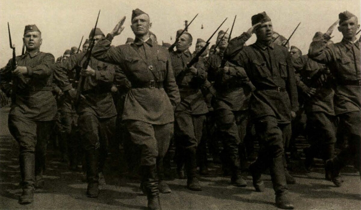 Советские воины отправляются на фронт, 