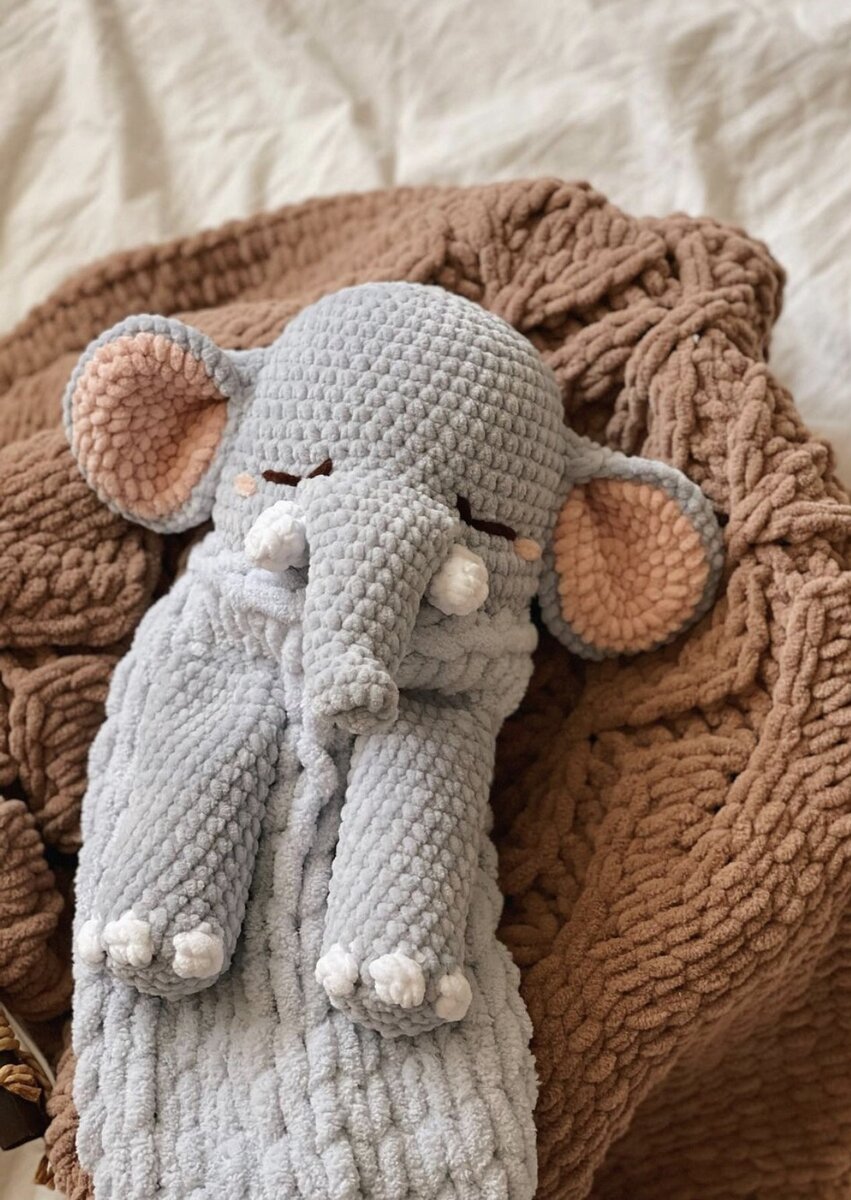 Пижамница в виде слоника. Автор игрушки: kate_made_crochet. 