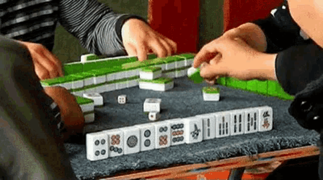 Источник: https://c.tenor.com/IqbndJzbp7MAAAAd/mahjong-mahjong-tiles.gif