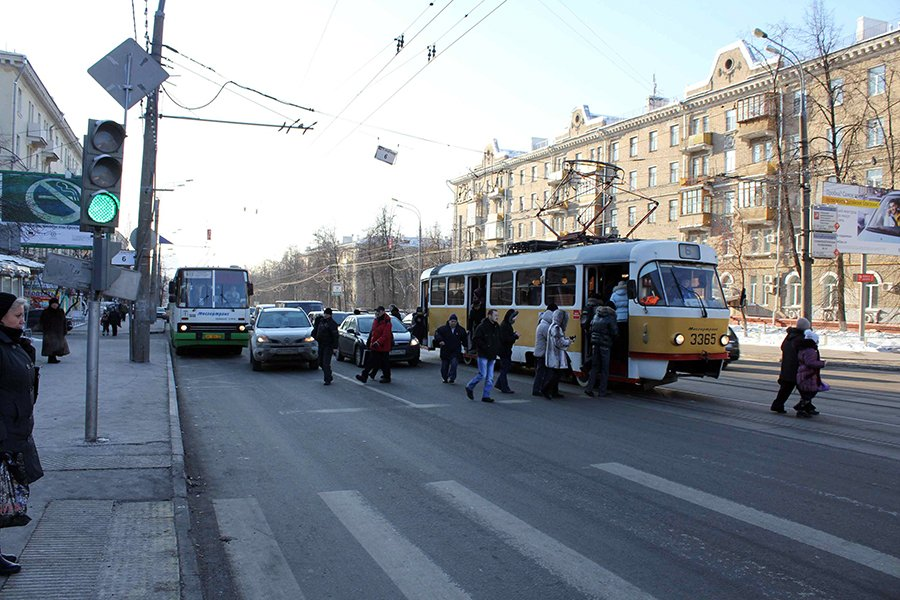 трамвай пешеход. благоустройство остановки. пешеходная улица. трамвай люди остановка. трамвай пешеход.