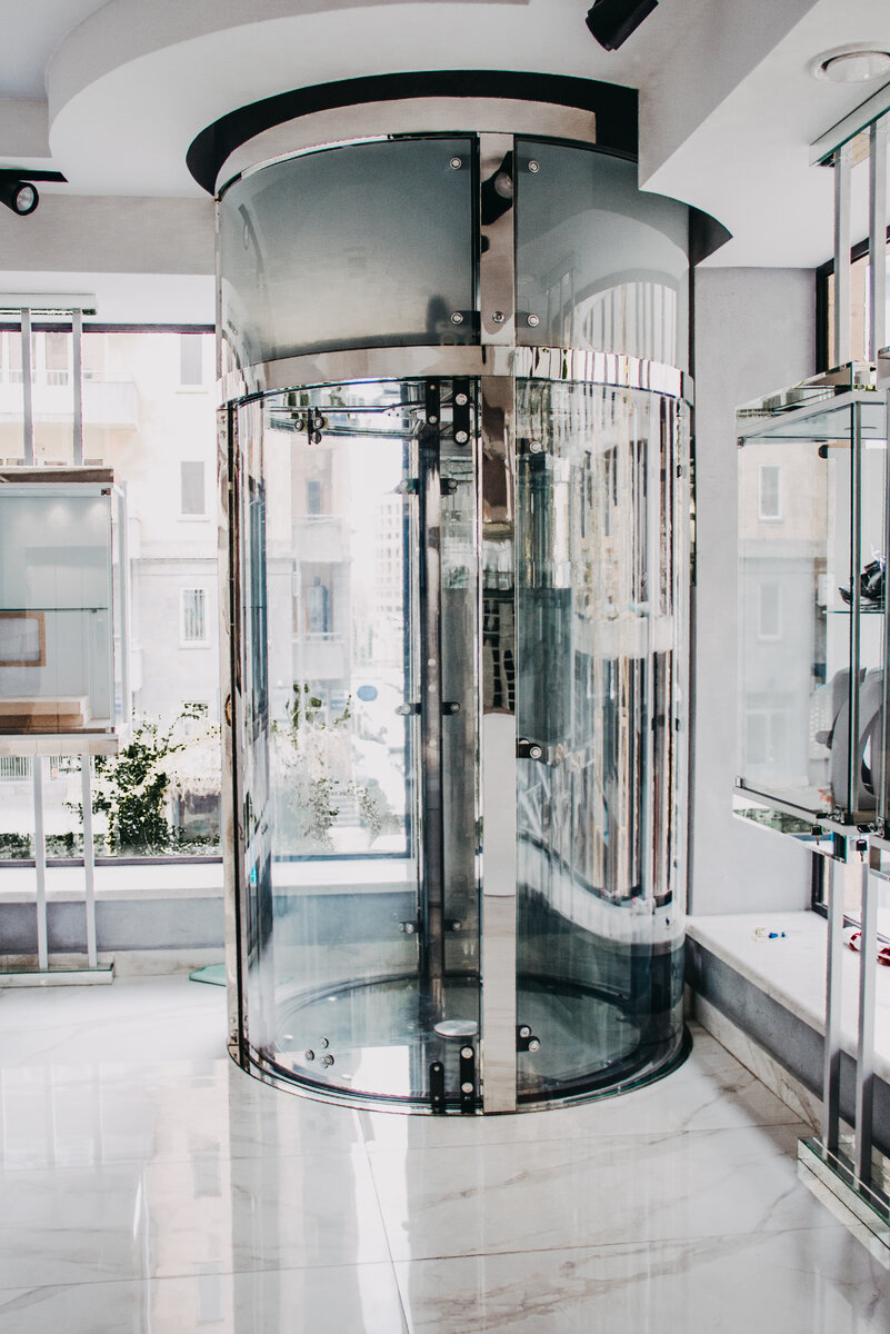 Панорамный лифт "М-Систем" в офисном здании.