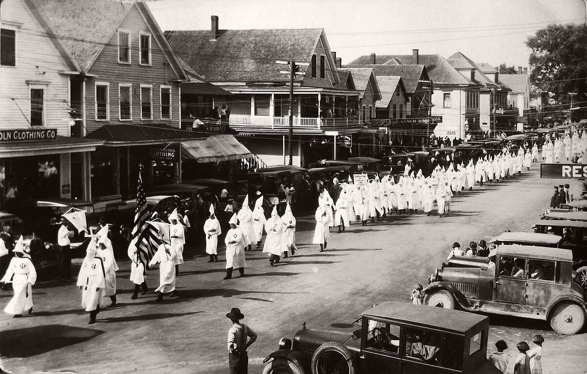 Ку-клукс-клан марширует на параде в городе Линкольн, штат Мэйн. Лето 1924. Источник: https://regnum.ru/pictures/2043119/24.html