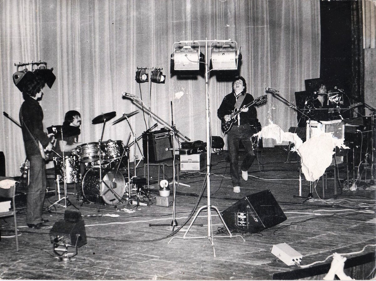 Бас-гитара Казанцев (?), барабаны Болдырев, гитара Барыкин и клавишные, гитара Кузьмин.