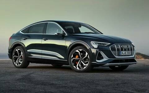 Вердикт: обладая значком Audi, семейство электрических внедорожников Q4 e-Tron делает очень мало плохого или глупого и является “нормальным” вариантом для покупателей, которые не так смелы, как некоторые первые пользователи EV.

По сравнению с конкурентами: Несмотря на то, что Q4 e-Tron и Q4 Sportback e-Tron не такие спортивные или мощные, как электрические внедорожники премиум-класса аналогичного размера или цены, они являются доступными и интуитивно понятными моделями, которые убедительно доказывают, что внедорожники просто являются электромобилями.

Audi расширяет свой ассортимент электромобилей и добавляет меньшую по размеру и более доступную модель в Q4 e-Tron, которая доступна в традиционном кузове внедорожника и версии, похожей на купе, под названием Q4 Sportback e-Tron. Я ездил в Оушенсайд, штат Калифорния, (за Cars.com согласно этической политике, мы оплачиваем наши авиабилеты и проживание при посещении таких мероприятий, спонсируемых производителем), чтобы провести короткое время за рулем и изучить две версии, чтобы увидеть, какое место они занимают в постоянно растущем сегменте электрических внедорожников.