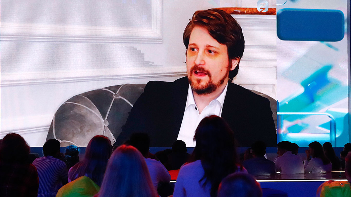 Бывший подрядчик Агентства национальной безопасности США Эдвард Сноуден выступает на образовательном саммите по видеосвязи. Артем Геодакян / ТАСС