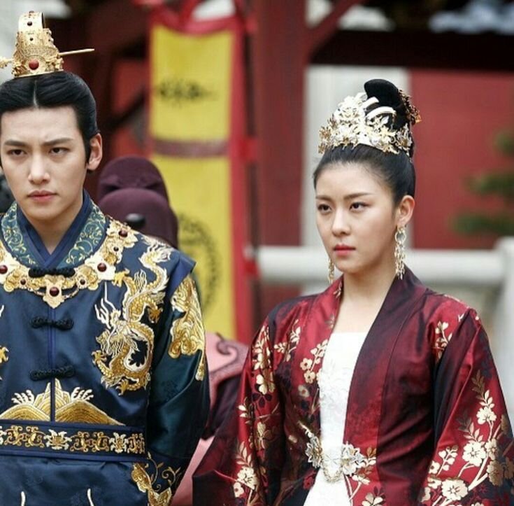 Очень интересная и романтичная дорама с преданностью к близким, борьбой за справедливость. Вы сами не заметите, как не сможете оторваться от просмотра этой Сильной истории 🔥