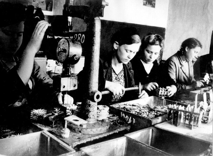 Изготовление боеприпасов для фронта. Алма-Ата. 1942