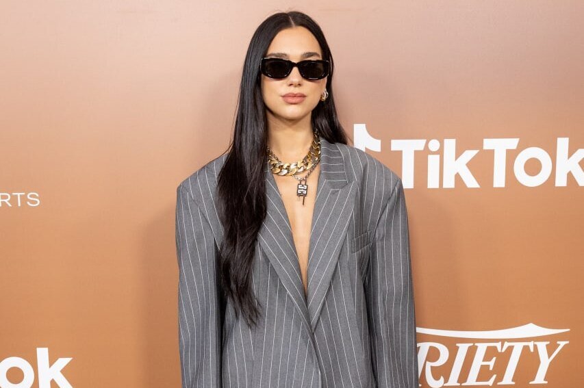     Как выглядит самый модный брючный костюм-2023 — отвечает Дуа Липа