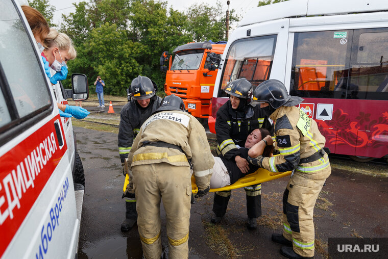    Экстренные службы продолжают заниматься разбором завалов