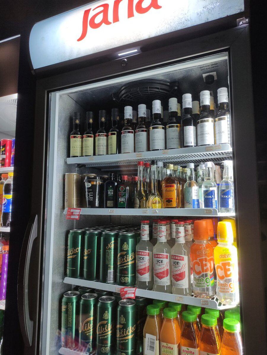Алкоголь можно купить в холодильниках в уличных ларьках
