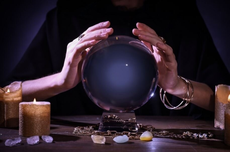 Источник фото: https://www.shutterstock.com/image-photo/soothsayer-using-crystal-ball-predict-future-2103835517