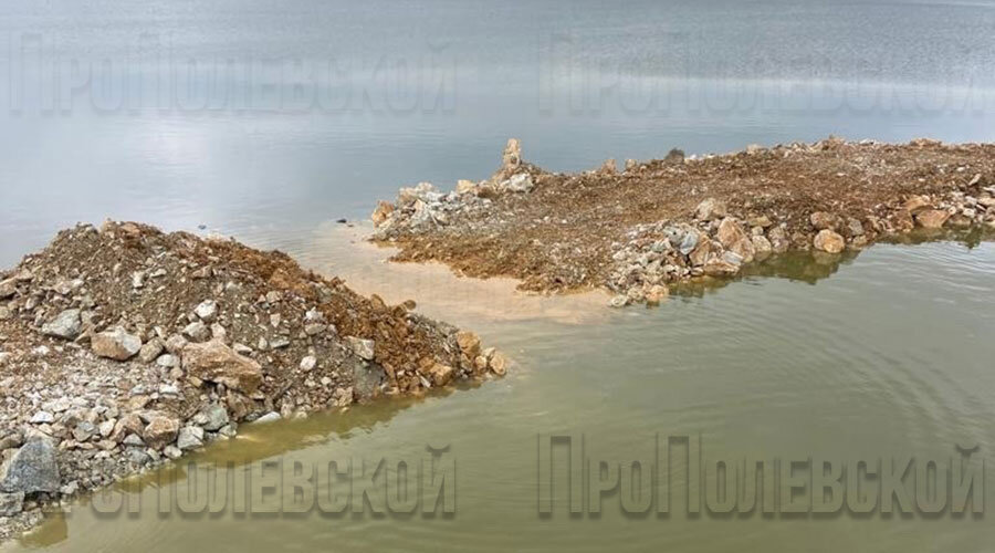 Дамбу прорыли для укладки трубы. Фото предоставлено Андреем Филипповым